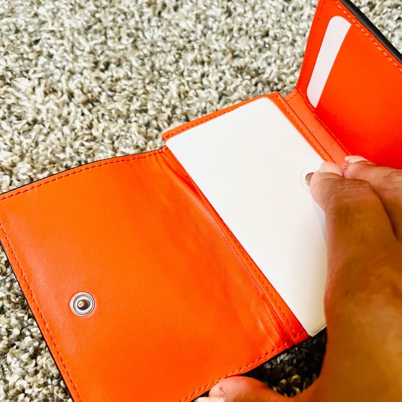 Brand New Bottega Veneta Trifold Leather Wallet. Never used. In its original box - Picture 4 of 7